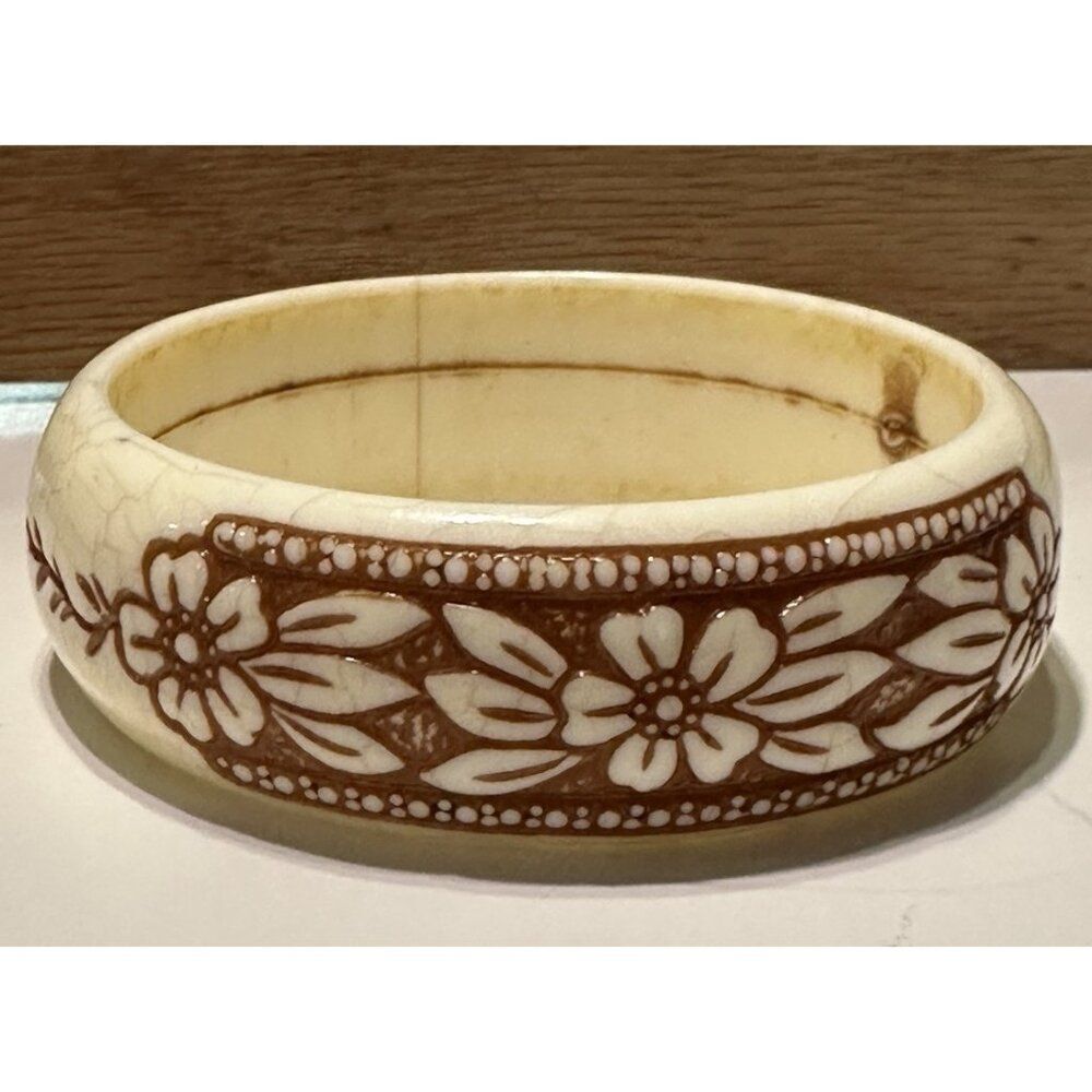 Vintage cream  brown moulded floral plastic bangle bracelet Hawaiian Chunky
